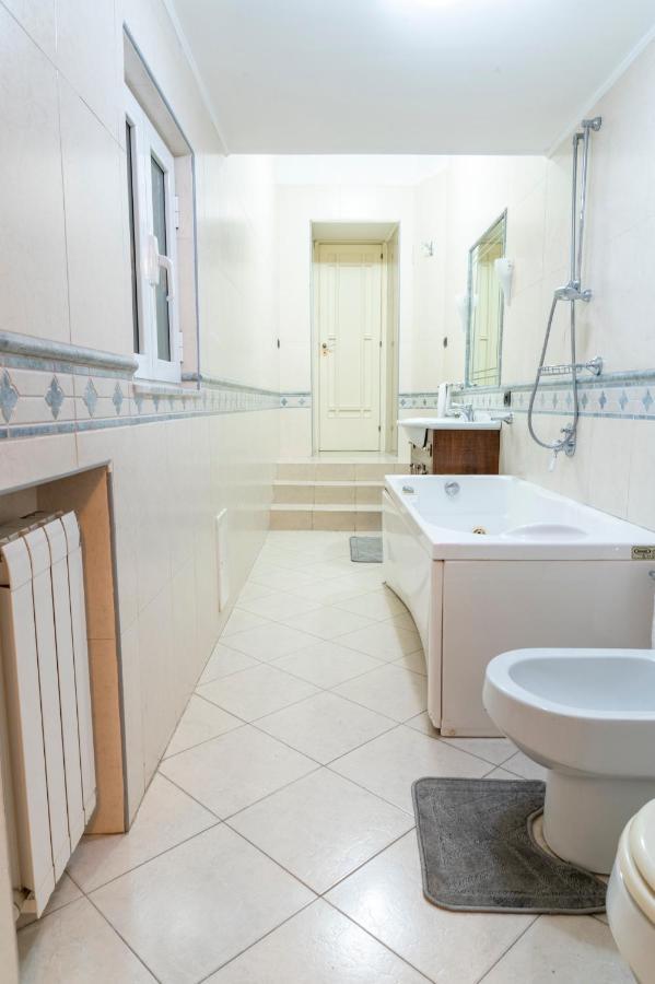 Deluxe Apartment With Garden In Vomero نابولي المظهر الخارجي الصورة